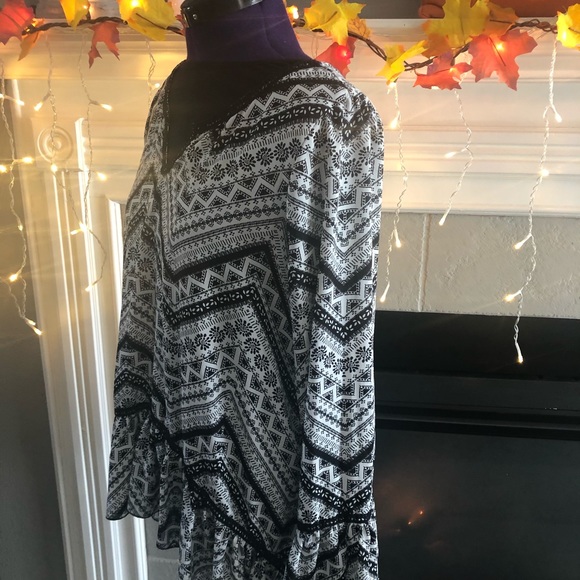 Black and white asymmetrical top. - Picture 4 of 6